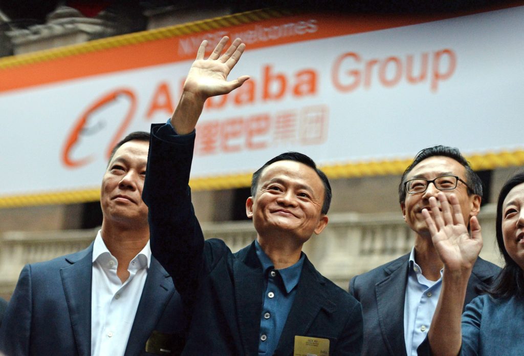 Jack Ma mentre saluta al suo arrivo a Wall Street nel 2014. AFP PHOTO/Jewel SamadJEWEL SAMAD/AFP/Getty Images