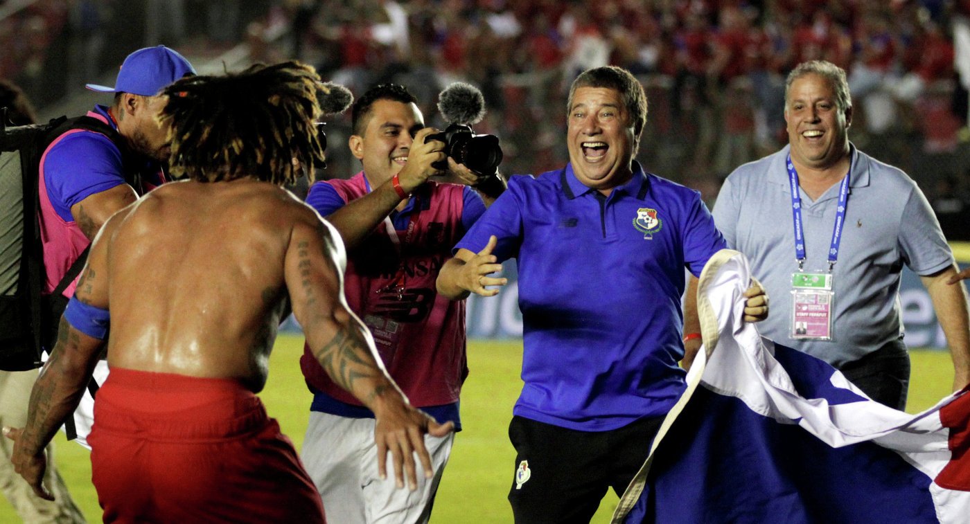 Ramon Torres e il tecnico della nazionale di Panama Bolillo Gomez festeggiano la qualificazione a Russia 2018. Foto: Reuters.