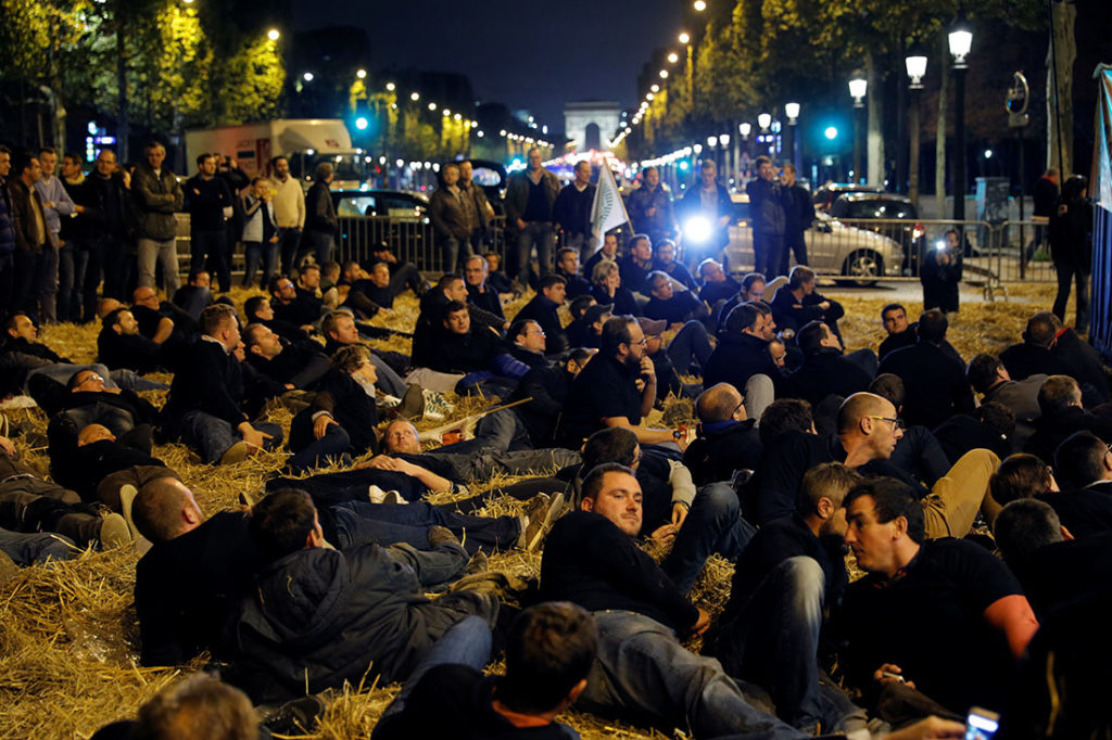 Protesta di agricoltori francesi a favore del glifosato. Parigi settembre 2017. Credits: Reuters, Philippe Wojazer