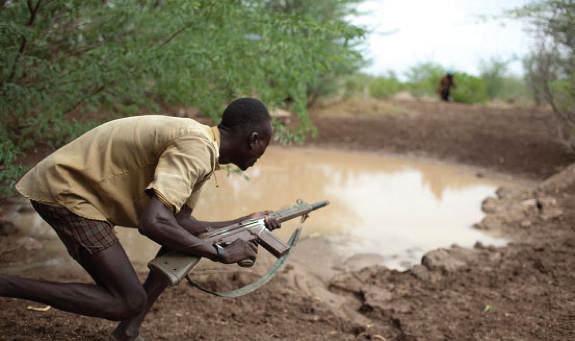 Un uomo della tribù Nyangatom protegge una fonte d'acqua nel confine tra Etiopia e Kenya - Ecologia.