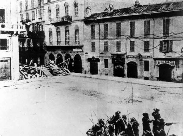 Barricate dei protestanti e bersaglieri del Regno d'Italia in Piazza Duomo durante i "moti dello stomaco", 1898. (Wikipedia)