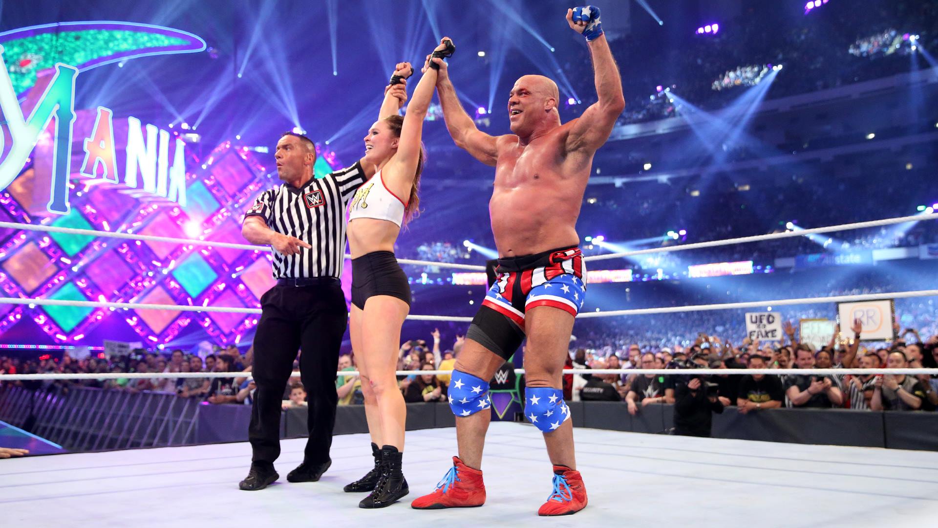 Wrestlemania: Kurt Angle e Ronda Rousey esultano dopo la loro vittoria. Foto: WWE.