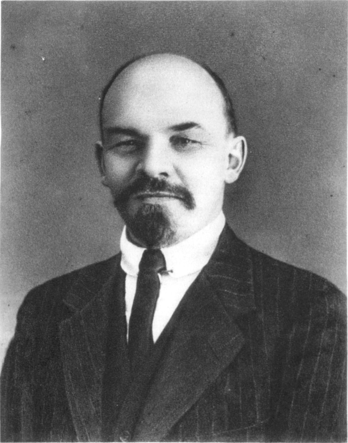 «Il solo effettivo vantaggio che lui (Lenin n.d.r) e i bolscevichi possedevano era l'abilità di riconoscere ciò che le masse volevano; la capacità, per così dire, di guidarle sapendo seguire i loro desideri. Quando per esempio Lenin si rese conto che, in contrasto con il programma socialista, i contadini volevano la divisione della terra in aziende familiari, non esitò per un istante a impegnare i bolscevichi a sostenere questa forma di individualismo economico. [...] Quando si venne al dunque, la massa dei contadini della Grande Russia - nucleo dello stato e del nuovo esercito - ritennero che le loro possibilità di mantenere la proprietà della terra fossero più alte sotto il governo dei rossi che in caso di ritorno della nobiltà di campagna. Questa scelta diede ai bolscevichi un vantaggio decisivo nella guerra civile del 1918-1920. Come si capì in seguito, i contadini russi furono troppo ottimisti.» Eric J. Hobsbawm - Il secolo breve 1914/1991