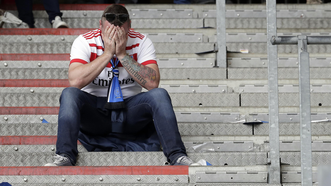 Un tifoso dell'Amburgo piange per la retrocessione del club per la prima volta in Zweite Liga. Foto: AP.