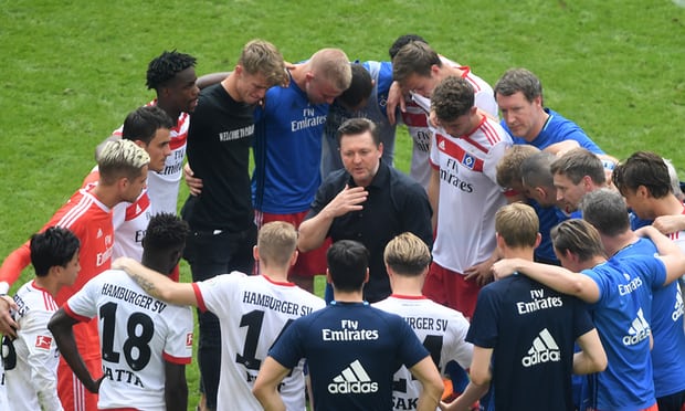 L'allenatore dell'Amburgo Christian Titz rincuora i giocatori dopo il fischio finale dell'ultima di campionato contro il Borussia Monchengladbach. Foto: David Hecker/EPA.