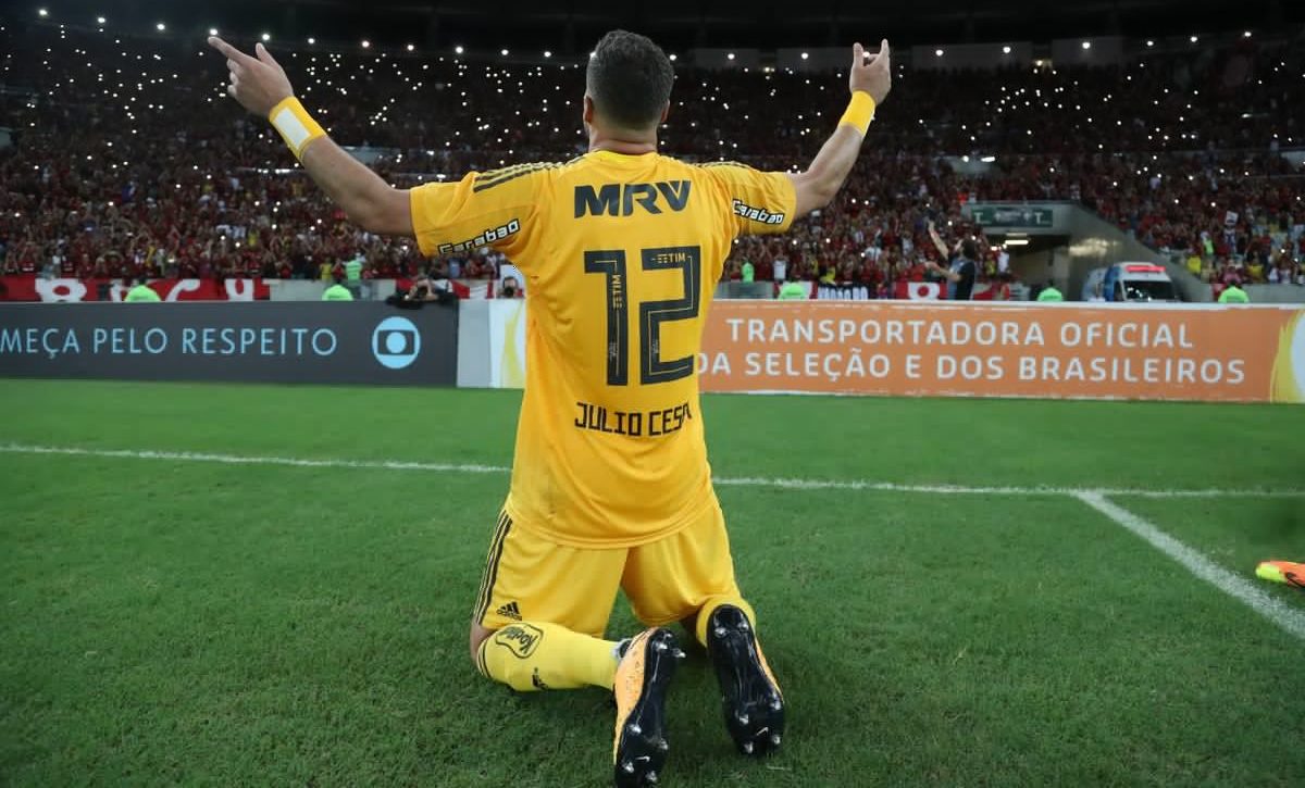 Julio Cesar si inchina di fronte ai tifosi. Foto: Gilvan de Souza/Flamengo.
