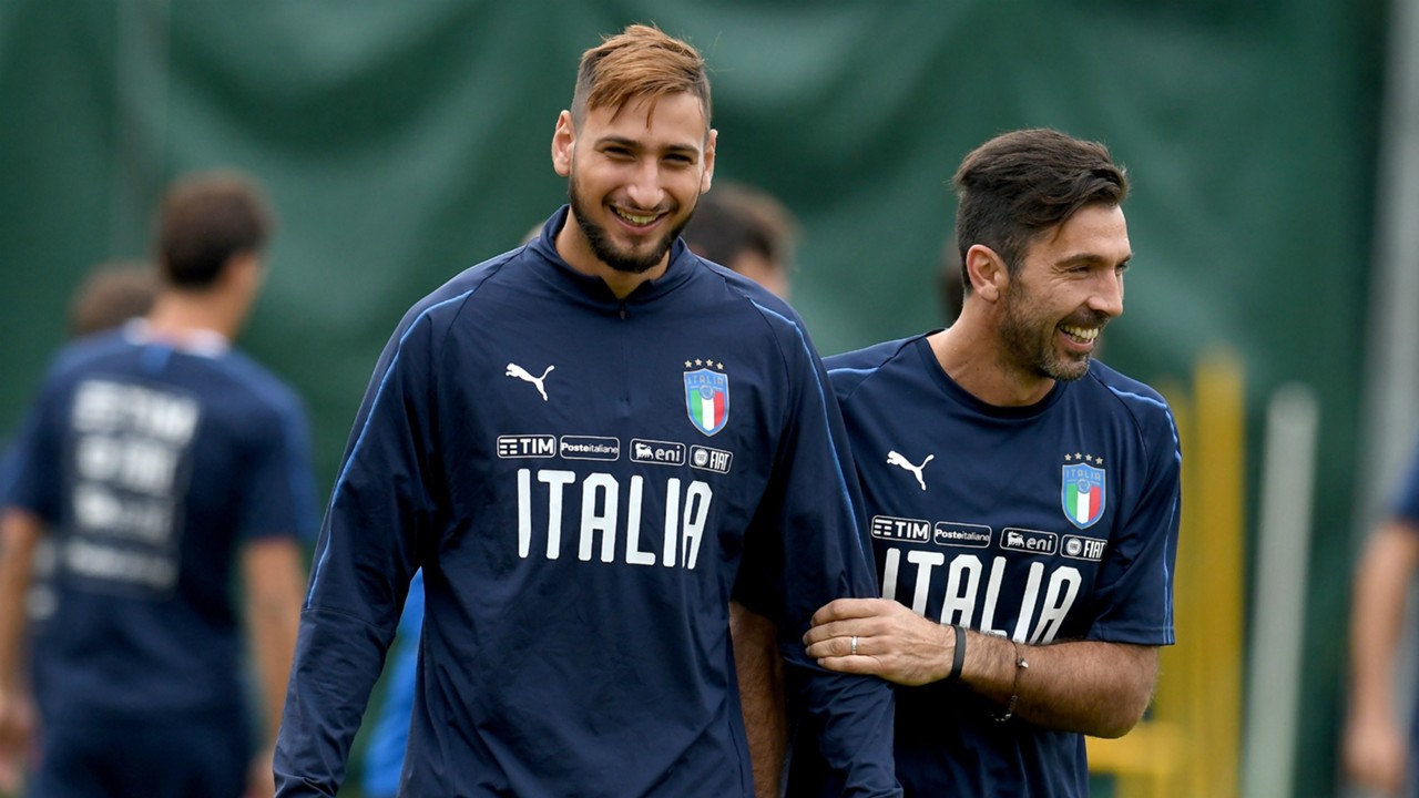 Gianluigi Buffon e Gianluigi Donnarumma con la maglia della nazionale.