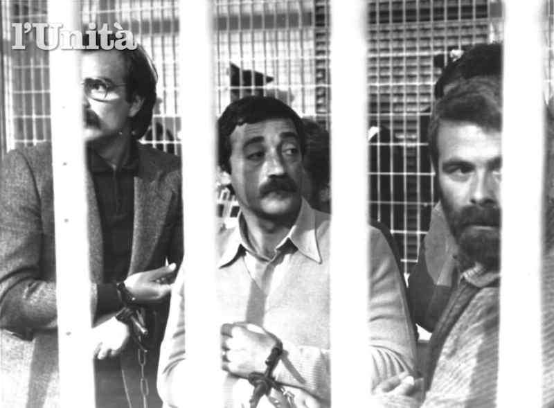 Mario Moretti (al centro) con altri brigatisti durante il primo processo Moro nel 1983 (da L'Unità). Rapimento Aldo Moro.