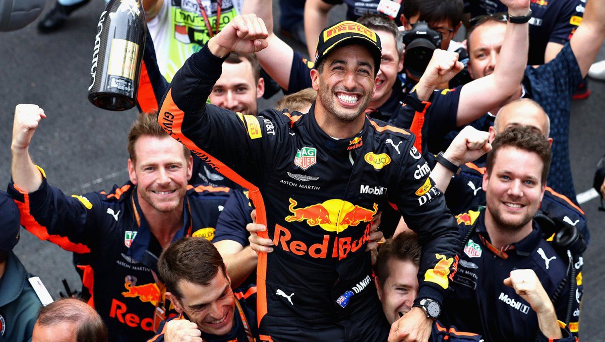 Daniel Ricciardo festeggia il suo settimo trionfo in Formula 1 con i meccanici Redbull. Foto: twitter.com/redbullracing