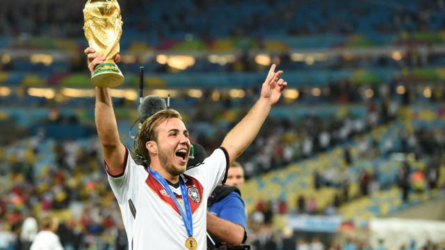 Mario Gotze solleva la Coppa del Mondo, decisa dal suo gol contro l'Argentina al Maracanà. Foto: Tim Groothuis/Witters Sport via USA TODAY Sports.