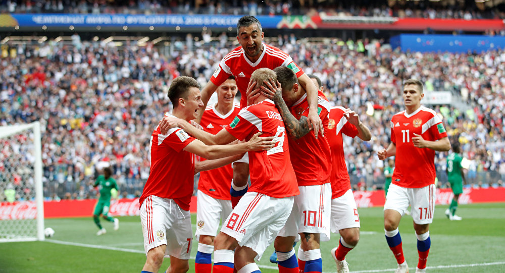 La Russia festeggia il gol di Yuri Gazinskij, prima rete della rassegna mondiale. Foto: REUTERS / Carl Recine.