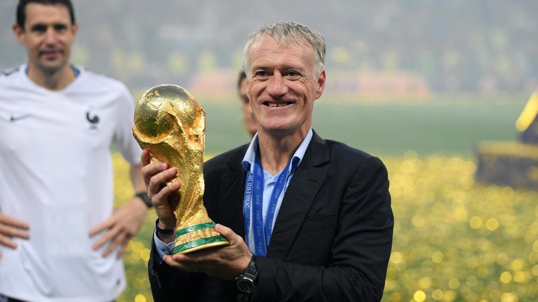 Didier Deschamps immortalato con la Coppa del Mondo. Foto: Getty Images.