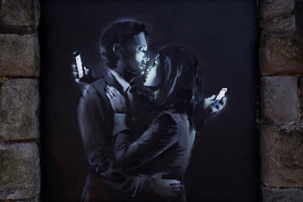 amanti con smartphone banksy