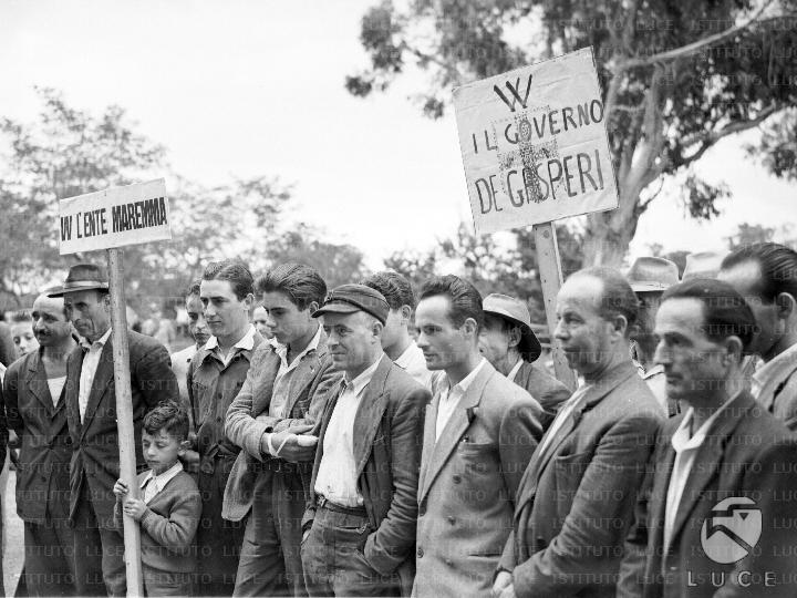 «Non credo, quindi, di esprimere un'opinione solo personale se dico che questi sovvertimenti nelle campagne avranno grande importanza nel determinare l'avvenire politico d'Italia. La storia del nostro paese dimostra, infatti, che nei omenti decisivi, chi ha saputo imprimere un indirizzo o un altro alla vita politica del paese, è stato colui che è riuscito a guadagnare a sè le campagne.» Manilo Rossi Doria, tratto da "La situazione delle campagne italiane", scritto alla fine del 1946 e pubblicato un anno dopo sulla rivista di Jean Paul Sartre "Les temps moderne".