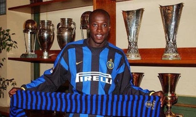 Estate 2003, Khalilou Fadiga è un nuovo giocatore dell'Inter. In Nerazzurro non giocherà mai per un problema cardiaco a lui riscontrato. Complicazione più seria di un'aritmia cardiaca, nel 2004 collasserà prima di una partita di coppa di lega. Foto: inter.it