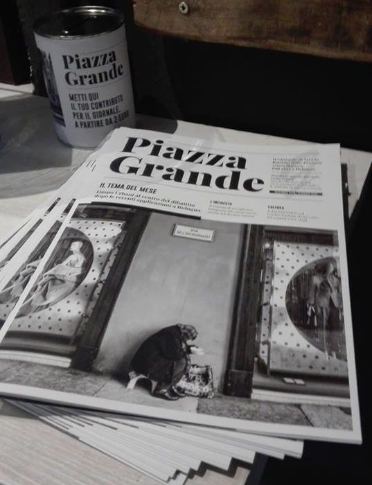 Piazza Grande in offerta in uno dei punti fissi: lo Spazio Eco di Casalecchio di Reno, Bologna. Come recita la scritta sul barattolo, il contributo volontario per il giornale parte da due euro.