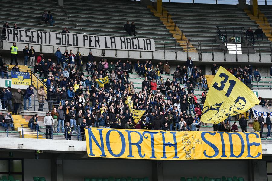 I tifosi del Chievo Verona durante la partita interna con il Napoli che ha sancito la retrocessione matematica della squadra in Serie B. Foto: ANSA.