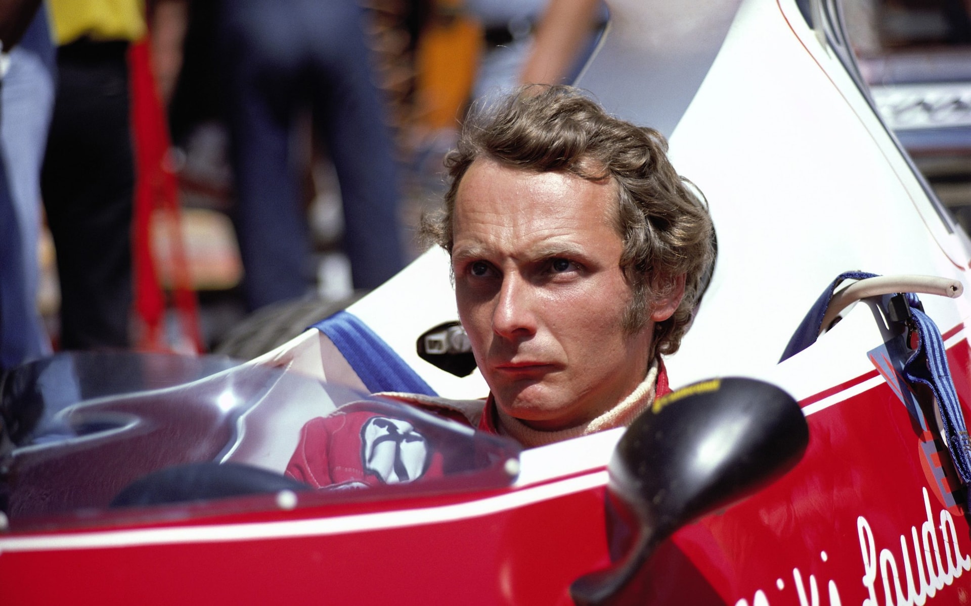 Niki Lauda a bordo della sua Ferrari nel 1975. Foto: Rainer W Schlegelmilch/Getty Images.