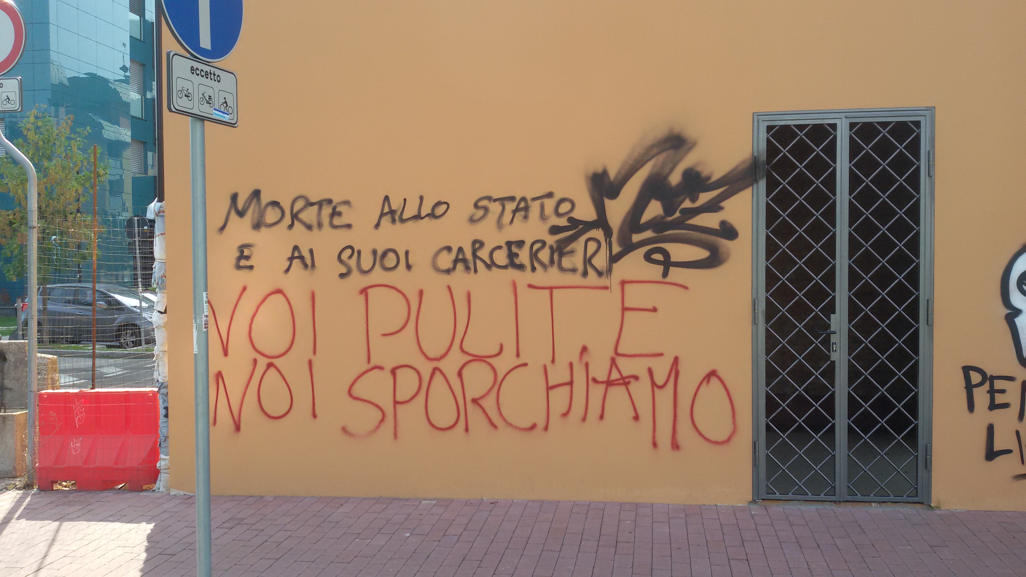 scritte su un muro a Bologna