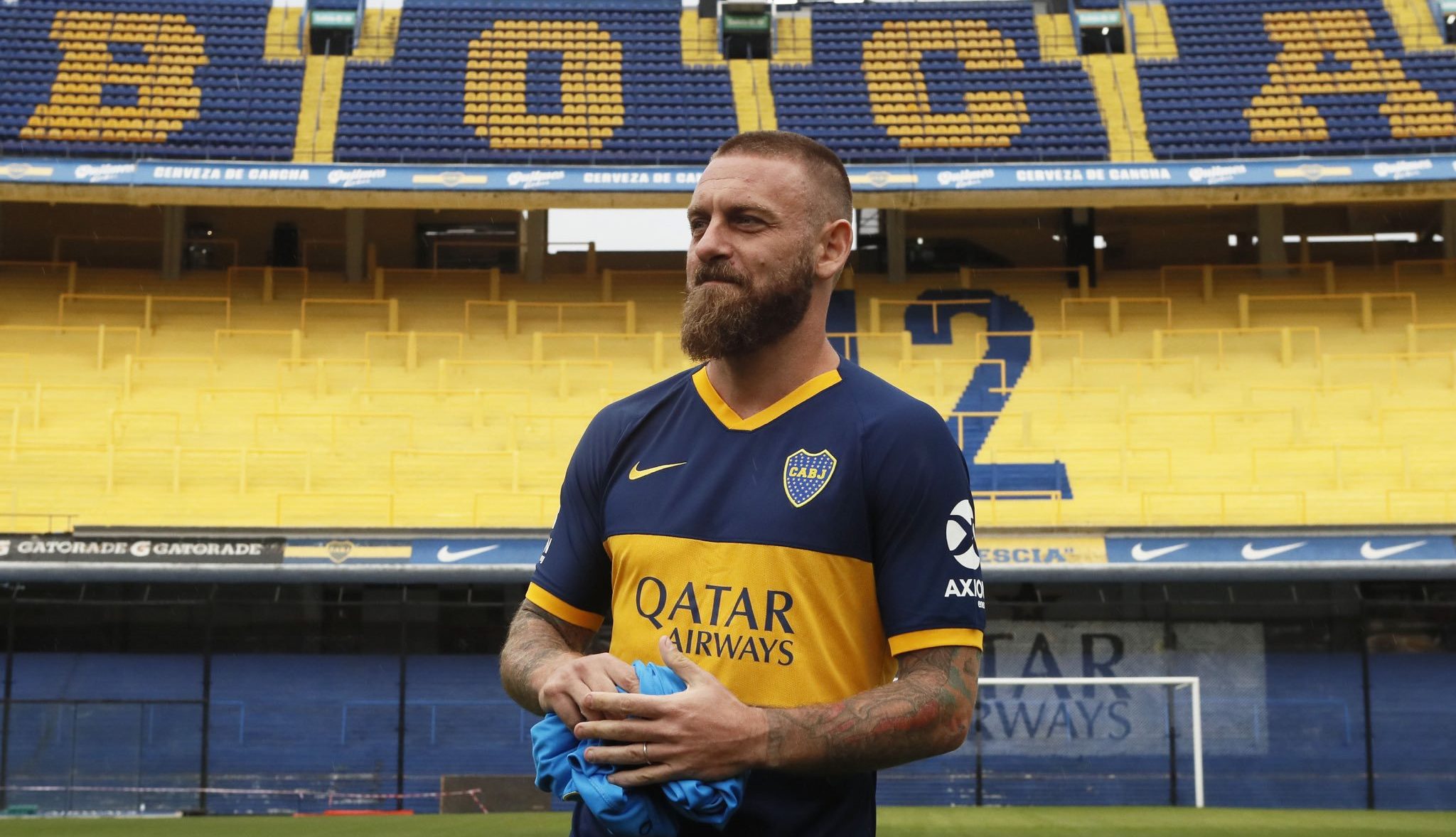 Daniele De Rossi con la maglia del Boca Juniors nel celebre stadio La Bombonera. Foto: twitter.com/bocajrsoficial