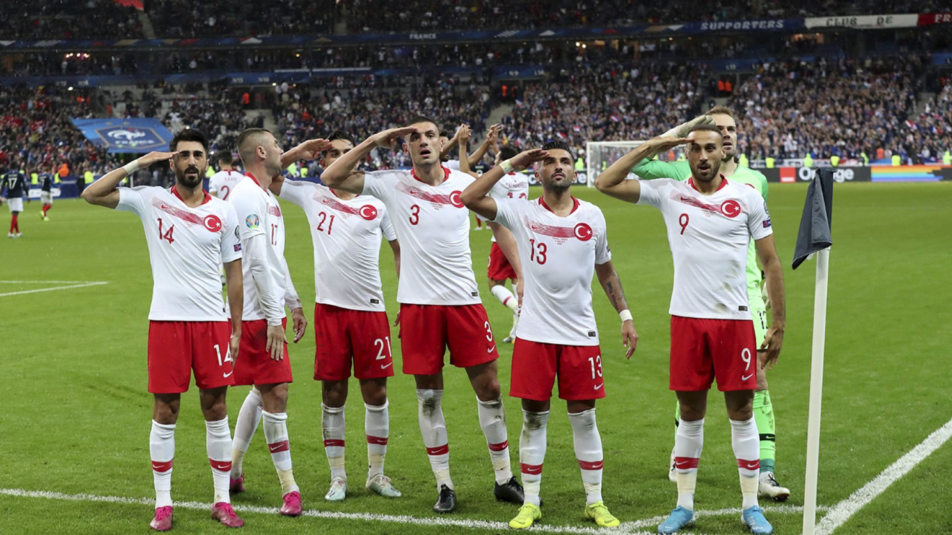 Francia-Turchia 1-1, l'ormai consueto saluto militare dopo il gol di Ahyan. Foto: AP Photo/Thibault Camus.