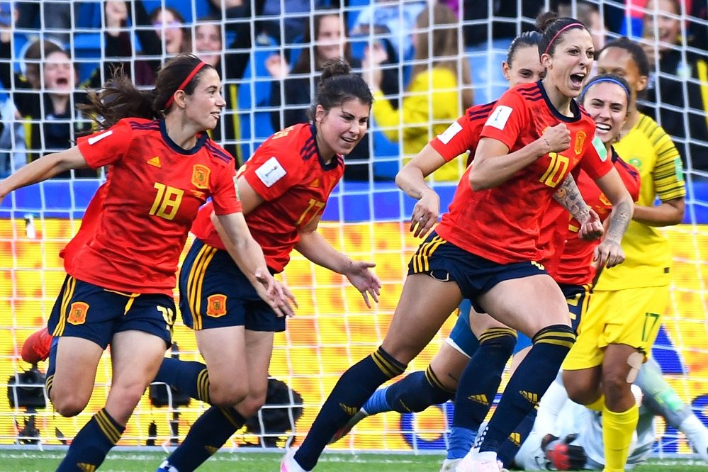 Jennifer Hermoso, stella della nazionale di calcio femminile spagnola, esulta dopo aver segnato contro il Sud Africa nella Coppa del Mondo 2019. Foto: Damien Meyer/AFP.
