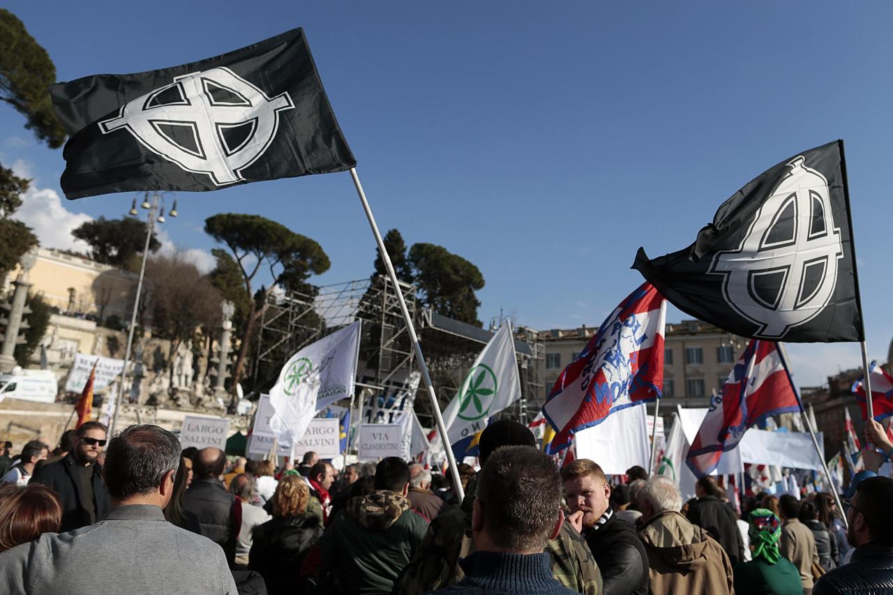 simboli di violenza alla manifestazione della Lega in Piazza del Popolo
