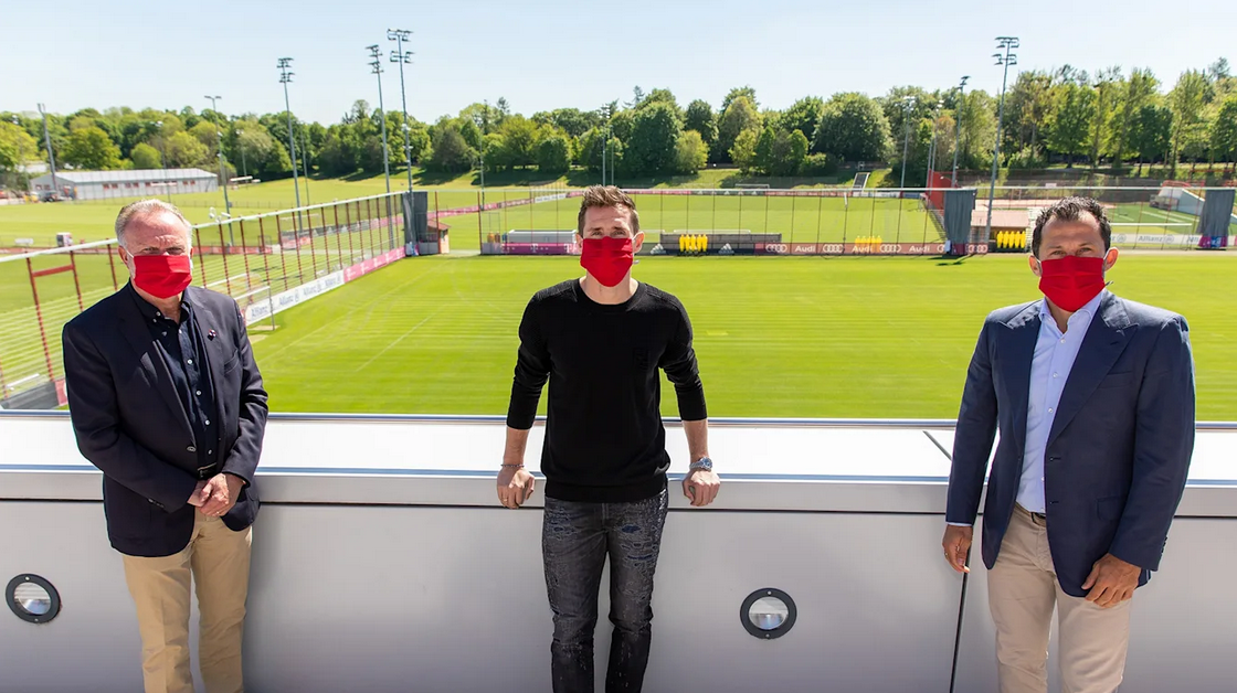 Karl-Heinz Rumenigge e Hasan Salihamidzic presentano Miroslav Klose come nuovo vice allenatore del Bayern Monaco. Foto: fcbayern.com