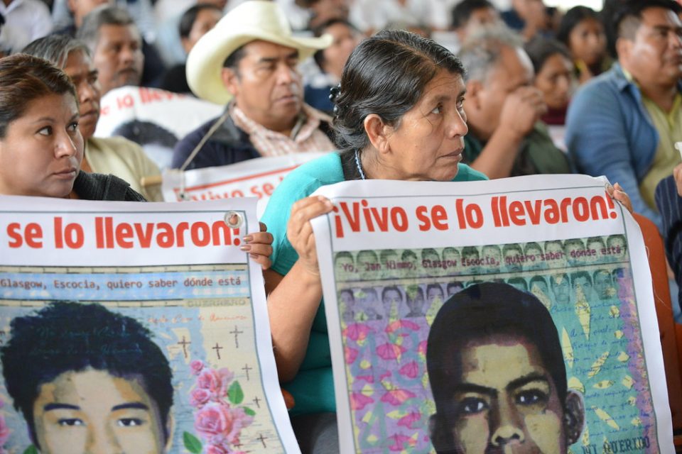 Una manifestazione per la verità su Ayptzinapa.