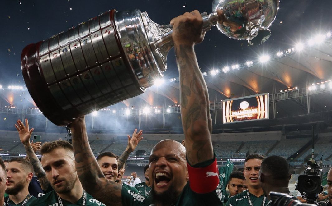 Felipe Melo solleva la Copa Libertadores vinta col Palmeiras. Foto: twitter.com/palmeiras