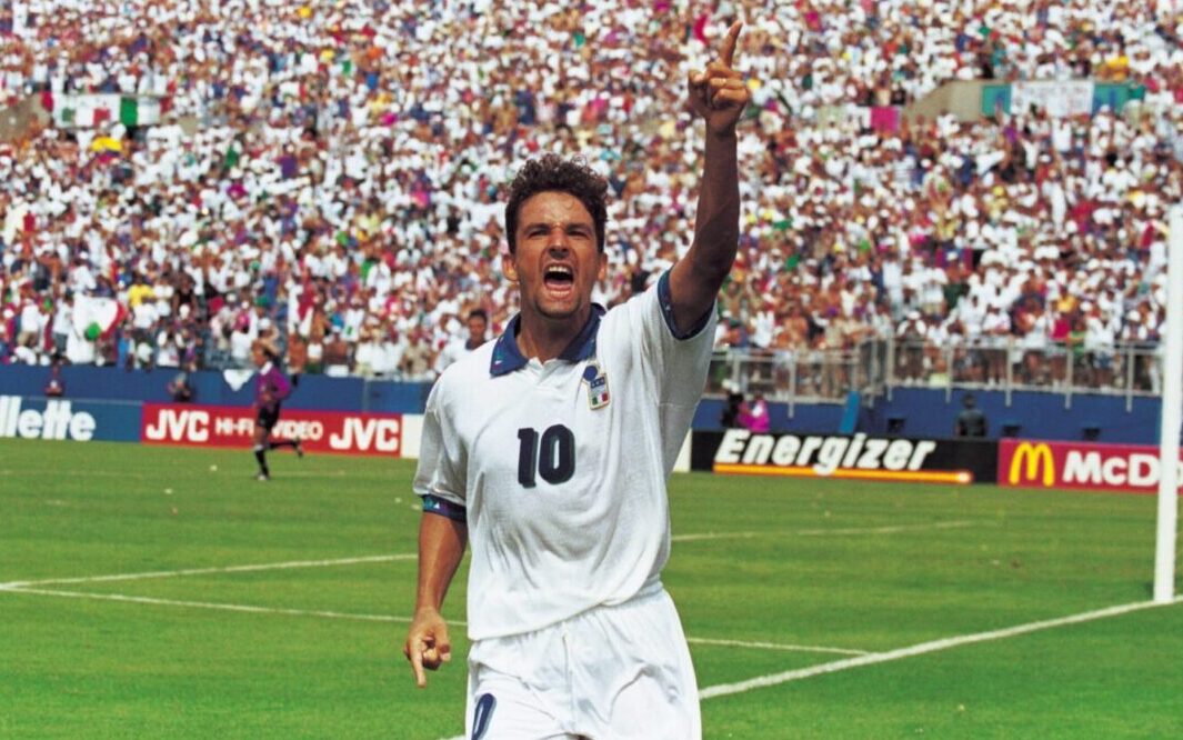 Roberto Baggio esulta dopo aver segnato il secondo gol di Nigeria - Italia al Mondiale di USA '94. Foto: twitter.com/UEFAcom_it