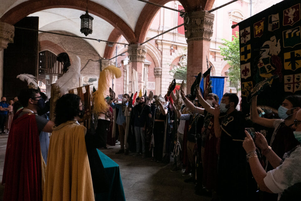 Membri della goliardia bolognese nella sede del rettorato per le celebrazioni formali delle matricolari.