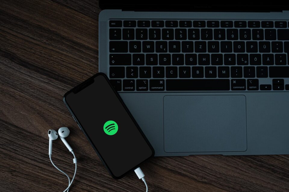 Un cellulare ha aperto Spotify, il programma che ha davvero cambiato il modo di fare musica.