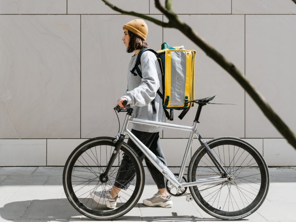 Ciclofattorino: un mestiere fatto di gavetta ma senza prospettive di carriera