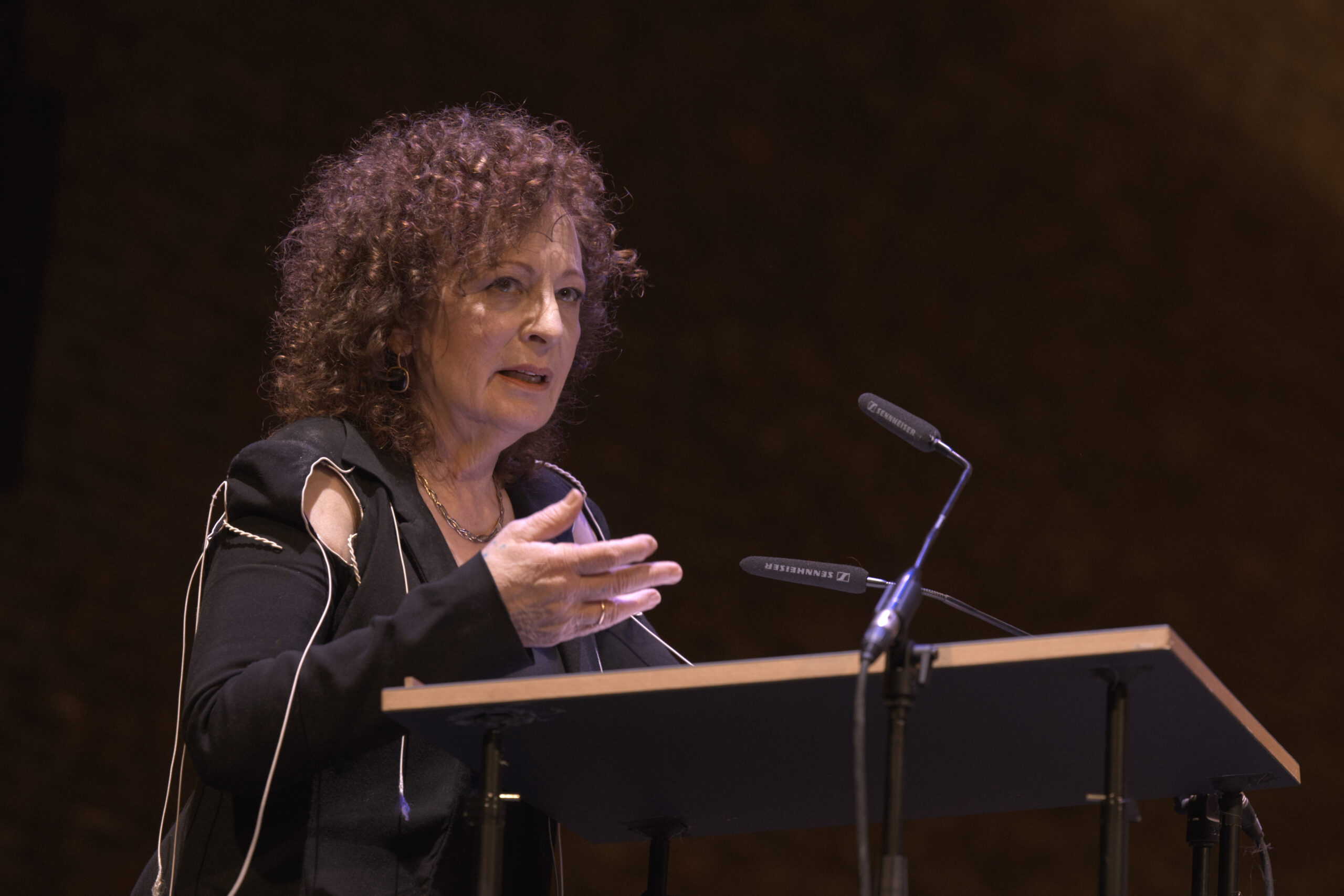 Nan Goldin durante la cerimonia del Premio Käthe Kollwitz 2022 a Berlino, 2023