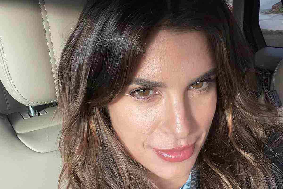 Elisabetta Canalis sensualità sotto vestito niente