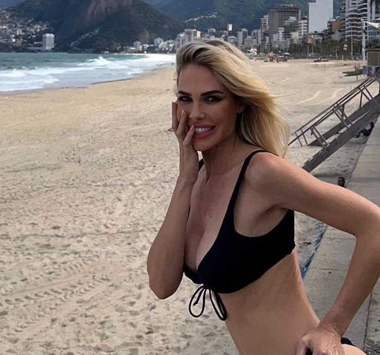 Ilary Blasi sorridente