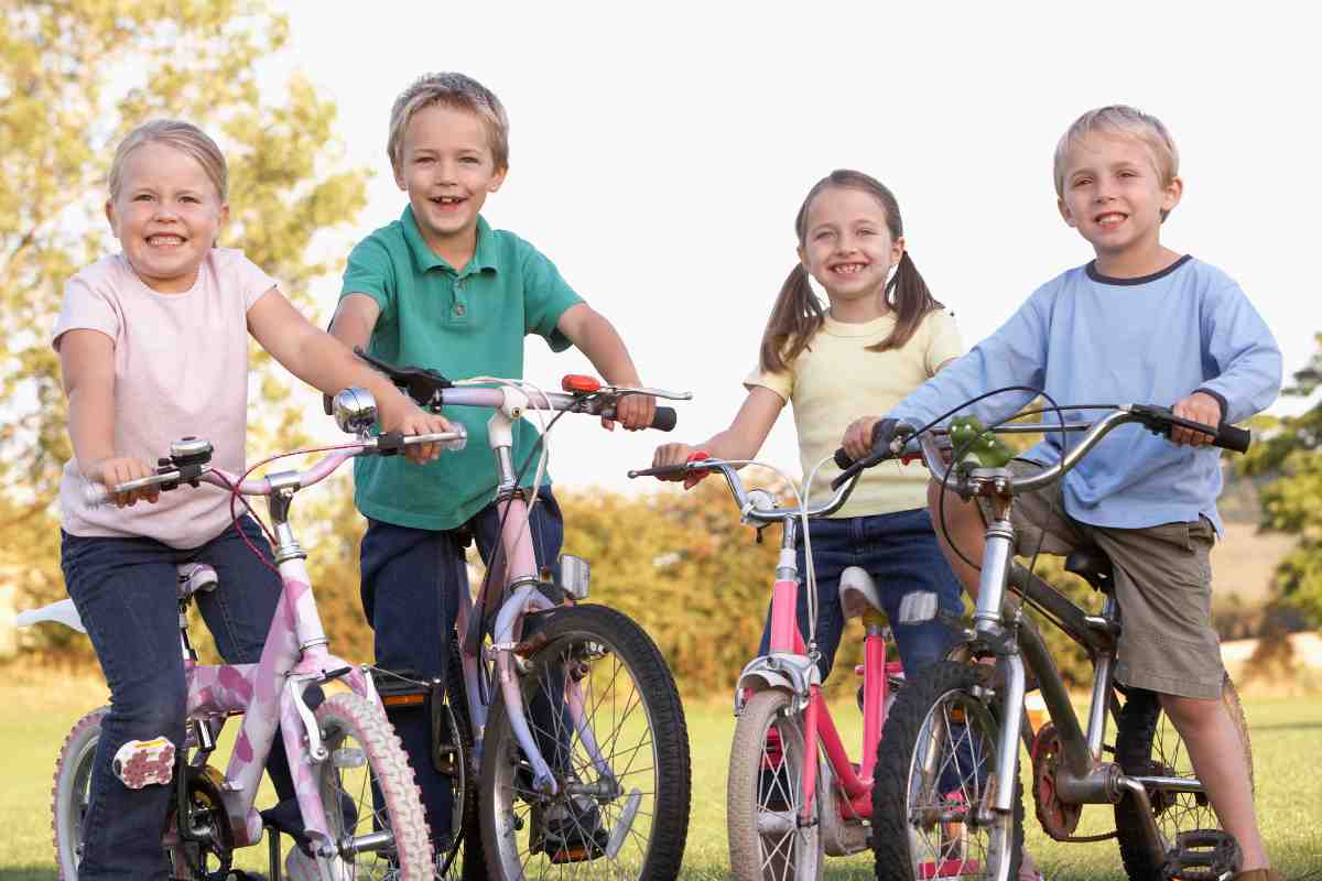 Bambini in bicicletta