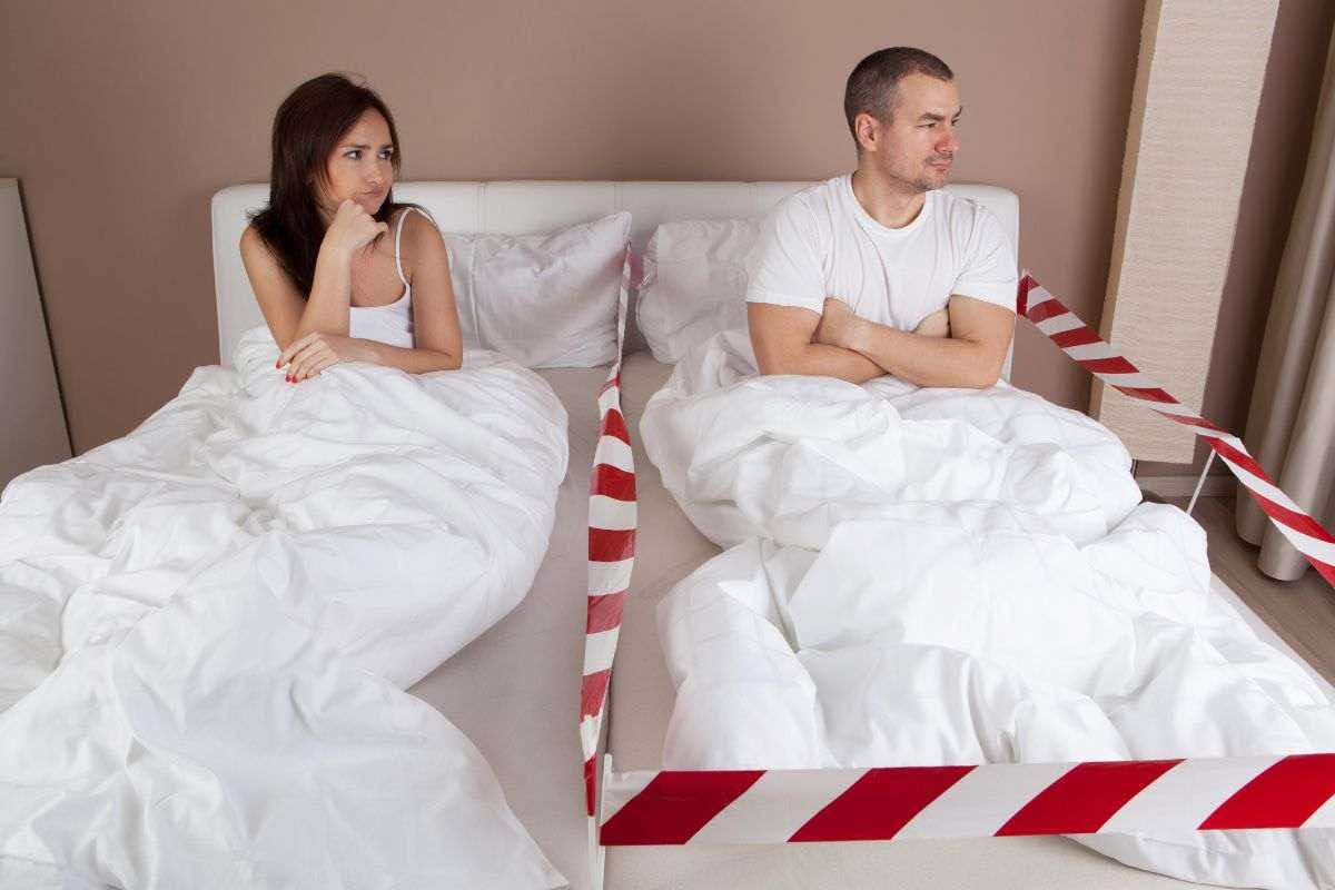 Sempre più coppie si dicono favorevoli a dormire in letti separati per un sonno migliore