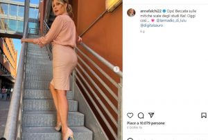 Anna Falchi bella e sensuale. A 51 anni mostra un lato "B" praticamente