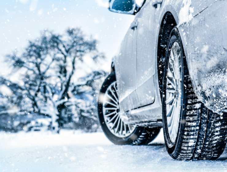 Gomme invernali, auto multa