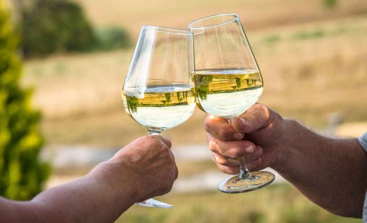 I problemi causati dal vino bianco ai denti