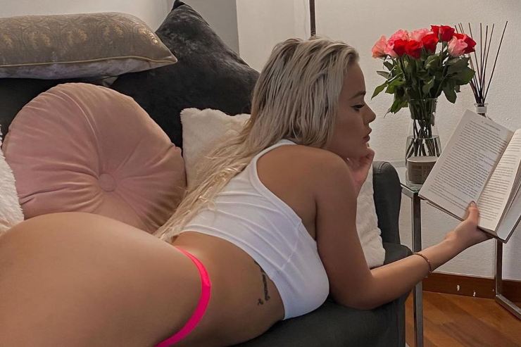 Mercedesz Henger distesa lato B perizoma