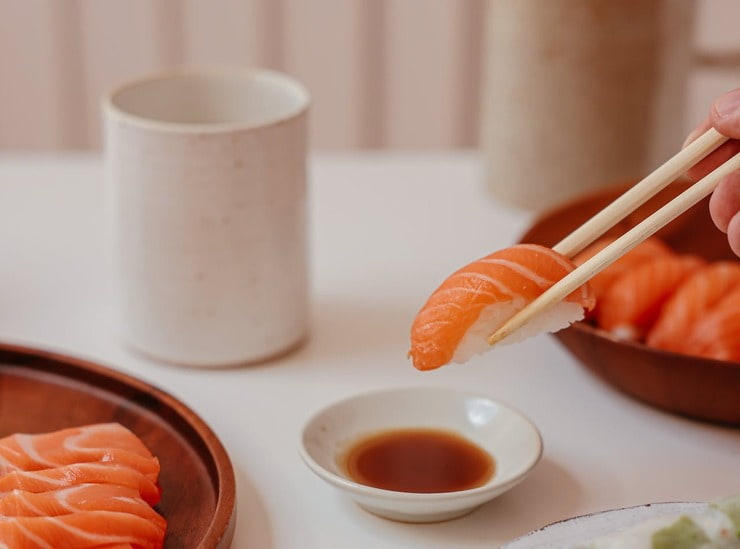 il sushi si mangia intingendo il sashimi