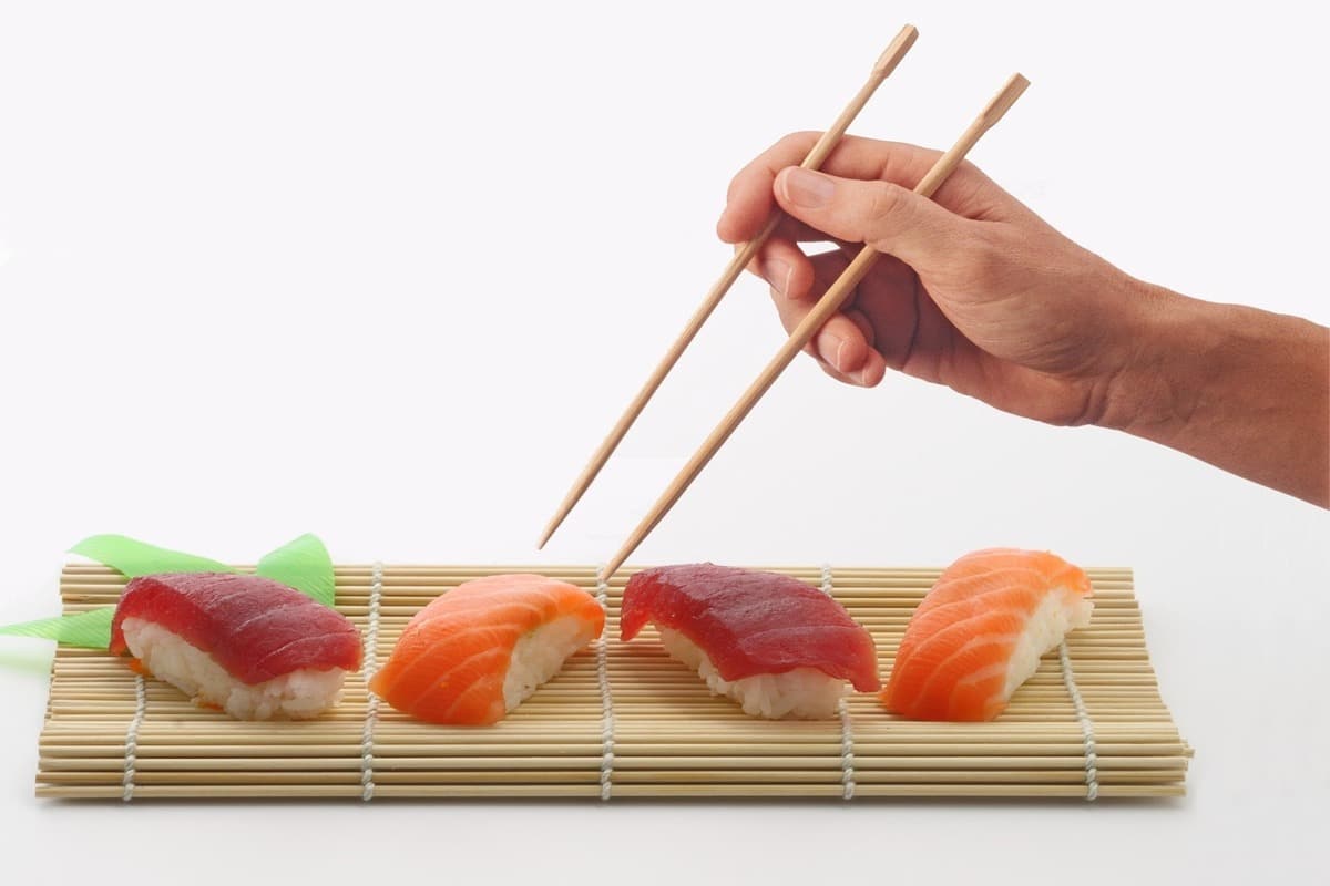 Sai davvero come si mangia il sushi?