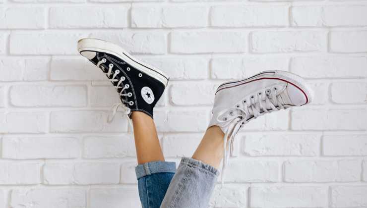 A cosa servono i buchini laterali nelle Converse