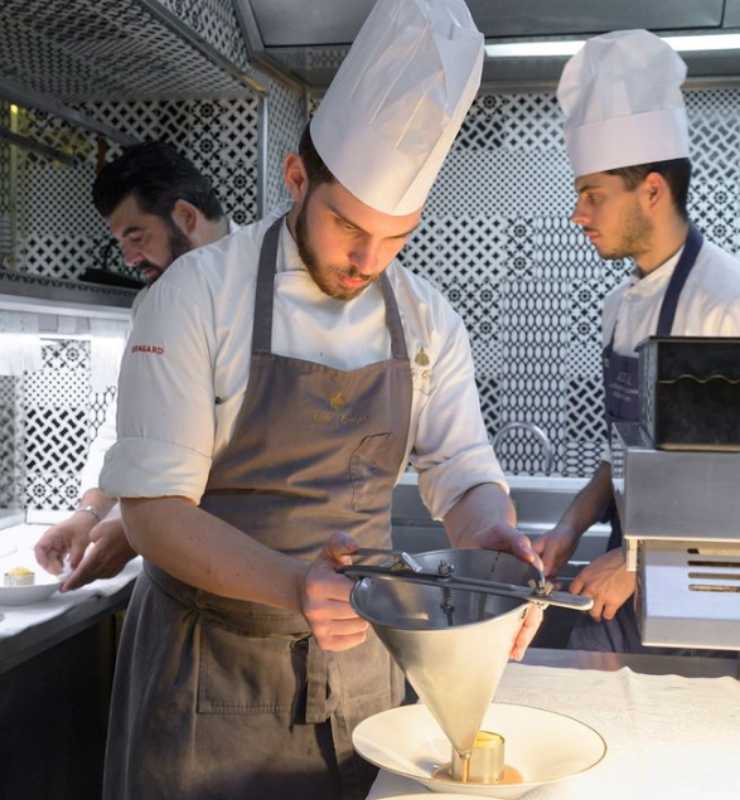 Nel ristorante di Antonino Cannavacciuolo si spende una fortuna per mangiare