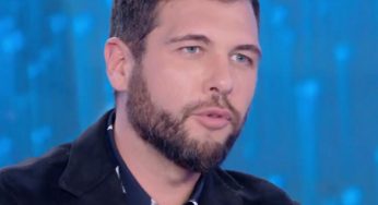 Alessandro Vicinanza pubblica un video in auto, ma il dettaglio non sfugge: pericolo imminente