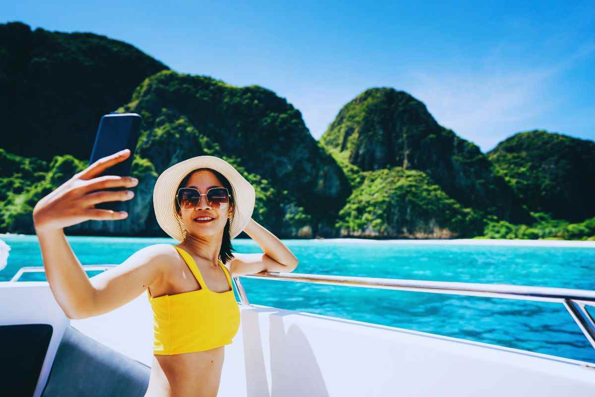 Donna che si fa un selfie a bordo di una barca