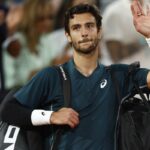 Musetti saluta il pubblico del Roland Garros
